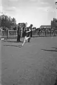 Löpare springer i mål på Örnsro idrottsplats, 1920-tal