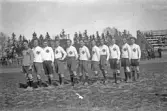Lag i vita tröjor från Örebro sportklubb vid Örnsro, 1920-tal