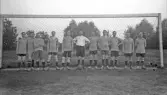 Fotbollslag framför mål, 1920-tal