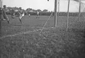 Målvakten sparkar ut bollen, 1920-tal
