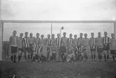 Fotbollslag framför mål, 1920-tal