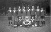 Gruppbild på fotbollslag, 1920-tal