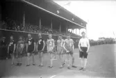Löpare i stafettävling vid startlinjen på Eyravallen, 1920-tal