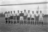 Fotbollslag framför mål, 1920-tal