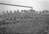 Fotbollslag framför mål, 1920-tal