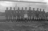 Fotbollslag framför mål, 1920-tal