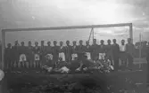 Fotbollslag framför mål, 1920-tal