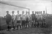 Fotbollsspelare framför mål, 1920-tal