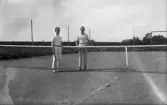 Två män på tennisbana, 1920-tal