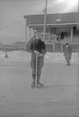 Bandyspelare med klubba på isen, 1920-tal