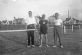 Tre tennisspelare vid nätet, 1920-tal
