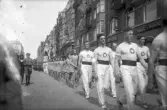 Gymnaster går parad på Storgatan, 1920-tal