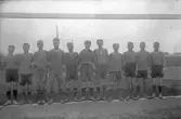 Fotbollslag framför mål, 1920-tal