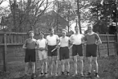 Idrottsmän framför staket, 1920-tal
