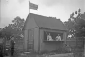 Två kvinnor i biljettkiosk, 1920-tal