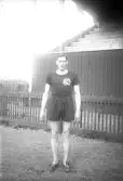 Idrottsman framför läktare, 1920-tal