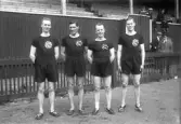Idrottsmän framför läktare, 1920-tal