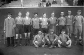 Fotbollslag framför läktare, 1920-tal