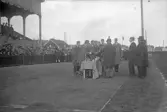 Prisutdelning med pokaler, 1920-tal