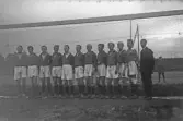 Fotbollslag framför mål, 1920-tal