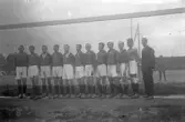 Fotbollslag framför mål, 1920-tal