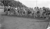 Löpare på startlinjen vid Örnsro idrottsplats, 1910-tal