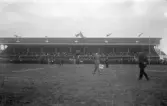 Läktaren på Eyravallen full med besökare, 1920-tal
