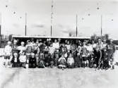 Grupporträtt av bandyspelare från Fässberg Fellows BK och Kållereds SK. Åby isstadion vid Idrottsvägen i Åby, Mölndal, på 1980-talet.