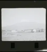 Vy mot berget Fuji från ett tågfönster.