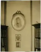 På väggen hänger ett porträtt av fru Johanna 