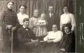 Grupporträtt av män, kvinnor och barn, år 1910. Text i album: 