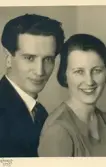 Porträtt av ett par. Signatur på kortets framsida, troligen fotografens, Lönnqvist 1932.