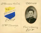 Minne från en specifik tidpunkt, troligen militärtjänst med handskrivna detaljer och ett porträttfoto. Text på kort: 