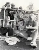 Längdhopparen Erica Johansson från Mölndals AIK, Maik, sitter och skriver autografer. Fotografi taget i början av 1990-talet. Idrottsanläggning okänd.