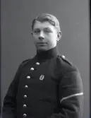 Ateljéfotoa av ung man i uniformsjacka med ett skyttemärke på bröstet. Beställare: Einar Fransson