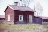 Stuga, exteriör. Vid gränsen till Delsbo.