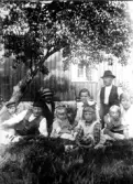 Fem vuxna och fyra barn (troligen Mattssons) befinner sig utomhus vid 