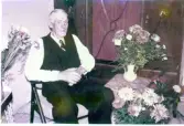 Edvin Bengtsson (1880-1969) uppvaktas på sin  70-årsdag, Långåker 1:3 (senare hembygdsgården) år 1950.