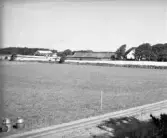 Bondgårdarna Båtsmans och Gullsmens i Bua hösten 1967. I vänstra hörnet syns ett par mjölkkannor stå vid den lilla grusvägen.
(Se även bild nr G16862)