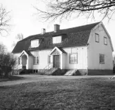 Kommunalhuset i Väröbacka med mansardtak och två entréer.