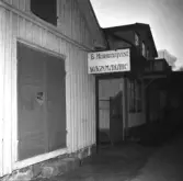 Verkstadsfasad med skylt. G Hammarqvists vagnmakeri vid Oskardalsgatan. Artikel i samband med bilderna publicerad i Varbergs Tidning 1962-03-02.