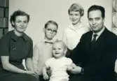 Grupporträtt av familjen Eriksson hos fotograf Helge Lundgren i Nässjö 1958. Från vänster Gun-Britt, Thomas, Bodil, Thore och Björn i mitten.