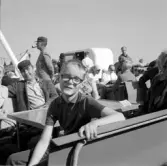 Familjen Erikssons tältsemestrar med bil på 1950- och 1960-talet. Thomas och pappa Thore ombord på färjan till Gotland 1959. Thore sittande med keps.