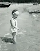 Familjen Erikssons tältsemestrar med bil på 1950- och 1960-talet. Bad i Sudersand på Fårö, Gotland 1959. På bilden Björn.