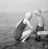 Familjen Erikssons tältsemestrar med bil på 1950- och 1960-talet. Mamma Gun-Britt och Björn vid badstranden Dronningmölle, Danmark 1962.