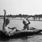 Familjen Erikssons tältsemestrar med bil på 1950- och 1960-talet. Thomas och Björn på badäventyr Dronningmölle i Danmark 1962.