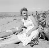 Familjen Erikssons tältsemestrar med bil på 1950- och 1960-talet. Bodil, mamma Gun-Britt och Björn på stranden i Dronningmölle.