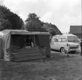 Familjen Erikssons tältsemestrar med bil på 1950- och 1960-talet. På campingplatsen utanför Hamburg, Tyskland 1962. Mamma Gun-Britt i det nya stora tältet 