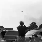 Familjen Erikssons tältsemestrar med bil på 1950- och 1960-talet. På campingplatsen utanför Hamburg, Tyskland 1962. Mamma Gun-Britt och Thomas står och tittar på Zeppelinare som flyger över Hamburg.