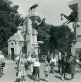 Familjen Erikssons tältsemestrar med bil på 1950- och 1960-talet. Familjen Eriksson Mamma Gun-britt, Bodil, Thomas och Björn utanför Hagenbecks Zoo i Hamburg, Tyskland 1962.